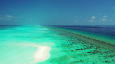 Turkuaz deniz ve parlak beyaz kumsal. Tayland, Asya 'da tatil sahnesi. 