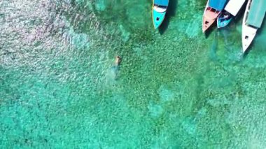 Küçük teknelere yüzen bir turist. Bali, Endonezya 'ya egzotik yaz gezisi. 