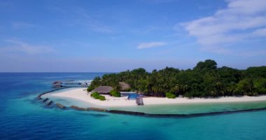 Yeşil adada tropik bir tatil köyü. Tayland 'da yaz mevsimi.  