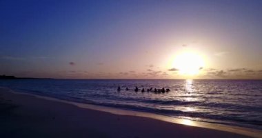 Deniz kenarında renkli bir gün batımı. Maldivler 'de deniz manzarası. 