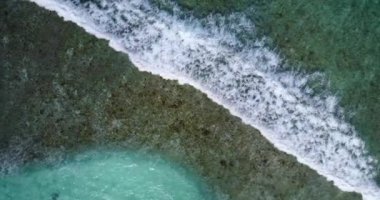 Hareketli dalgalar ve alt manzaralı berrak deniz. Bali, Endonezya 'da egzotik tatil.