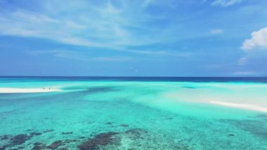 Parlak turkuaz renklerle deniz kenarı. Bahamalar cennet sahnesi, Karayipler.