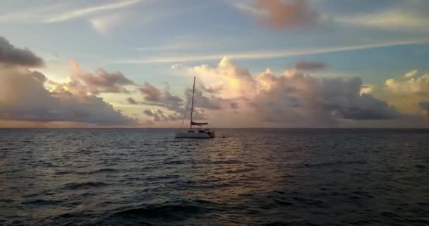 Båt Svänger Vågor Solnedgång Havet Thailands Asiens Tropiska Natur — Stockvideo