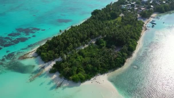 青とクリア海と緑の長い島のドローンビュー カリブ海のジャマイカへの熱帯エキゾチックな旅行 — ストック動画