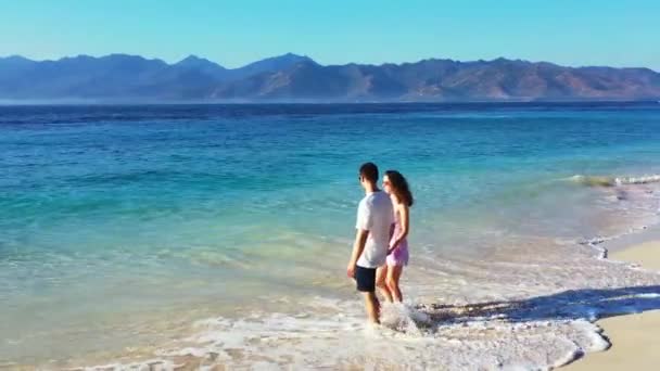 Schönes Junges Paar Genießt Urlaub Und Entspannung Schönen Tropischen Strand — Stockvideo