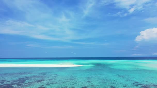 サムイ島 アジアの風景 白い砂浜と明るいターコイズブルーの海の風景 — ストック動画