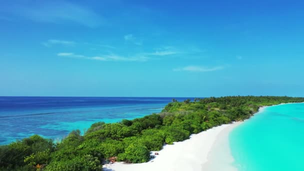 Dlouhý Ostrov Tyrkysovém Moři Výhledem Bezpilotního Letounu Letní Odpočinek Maledivách — Stock video
