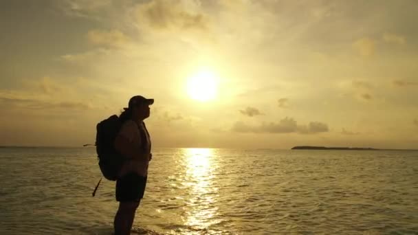 Γυναίκα Περπατώντας Στην Παραλία Στο Ηλιοβασίλεμα — Αρχείο Βίντεο