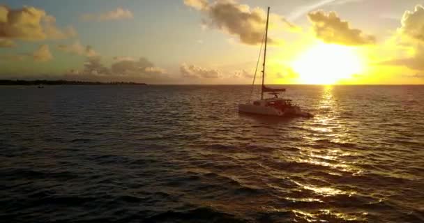 Парящая Лодка Фоне Золотого Часа Летняя Сцена Мальдивов — стоковое видео
