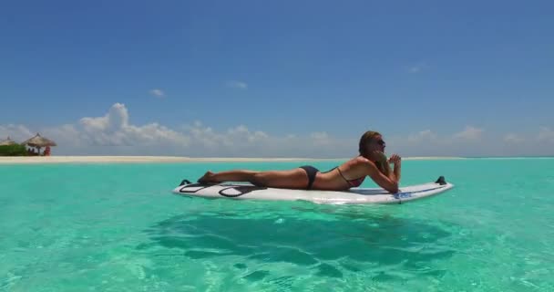 Vídeo Menina Bronzeada Atlética Deitada Prancha Surf Balançando Nas Ondas — Vídeo de Stock