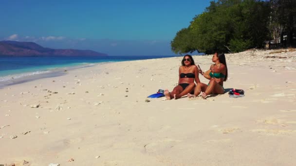 美しい若い女性が熱帯のビーチで日光浴 — ストック動画