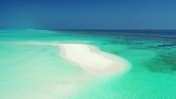 Long Sentier Sable Travers Mer Turquoise Vue Panoramique Sur Paysage — Video