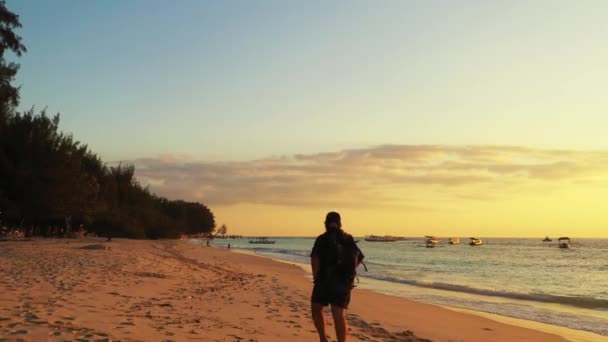 夏季海滩度假概念 亚洲妇女在泰国Trad Koh Mak海滩度假 — 图库视频影像