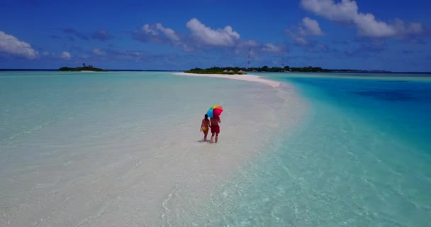 Feliz Pareja Joven Romántica Disfrutando Hermosa Playa Maldivas — Vídeo de stock