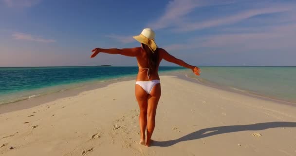 Elegante Sexy Frau Weißen Bikini Auf Der Atemberaubenden Insel Der — Stockvideo