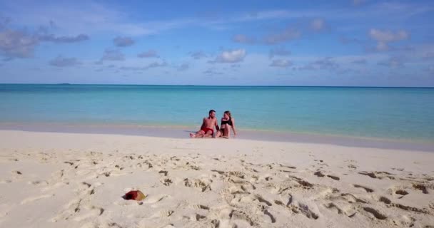 Pareja Trajes Baño Disfrutando Tiempo Relajante Playa Maldivas — Vídeos de Stock