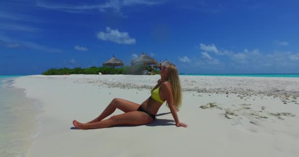 Junge Blonde Frau Genießt Sonnenbaden Strand Und Genießt Urlaub Auf — Stockvideo