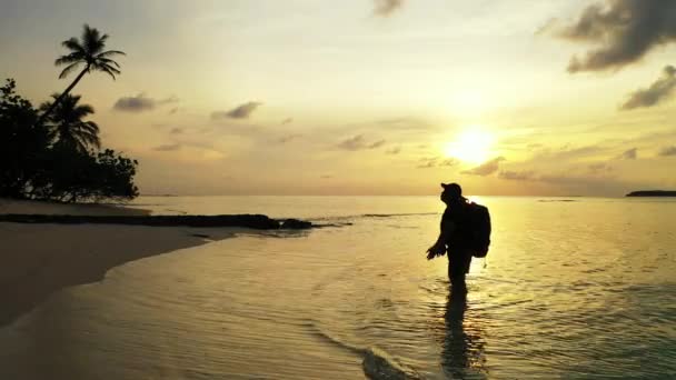 Щаслива Жінка Рюкзаком Стоїть Пляжі Заході Сонця — стокове відео