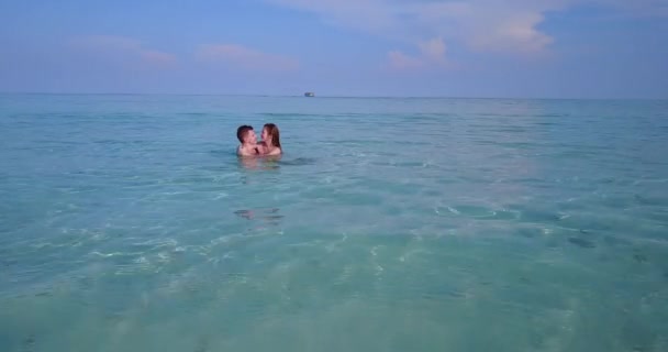 Pasangan Romantis Pantai Tropis — Stok Video