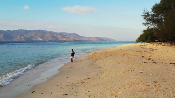 Uomo Pesca Godendo Del Caldo Sulle Maldive — Video Stock