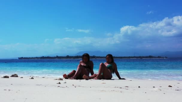 Молоді Жінки Бікіні Відпочивають Білому Піщаному Пляжі Бірюзовій Воді Мальдіви — стокове відео