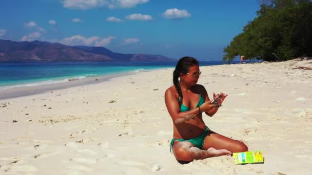 Hermosa Mujer Joven Usando Teléfono Inteligente Playa Tropical — Vídeos de Stock