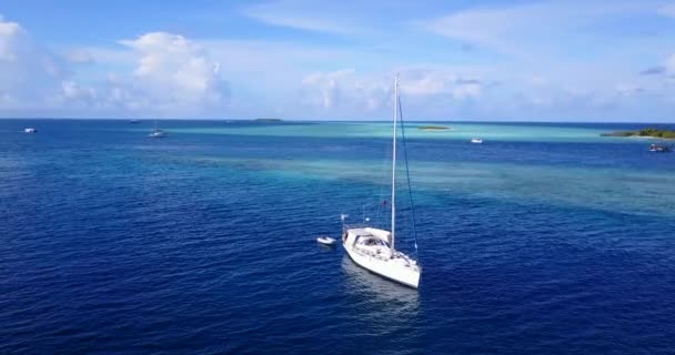 帆船在蓝色的海面上漂流 前往法属波利尼西亚Bora Bora — 图库视频影像