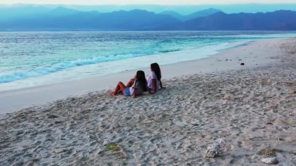 Deux Filles Assises Sur Une Plage Sable — Video