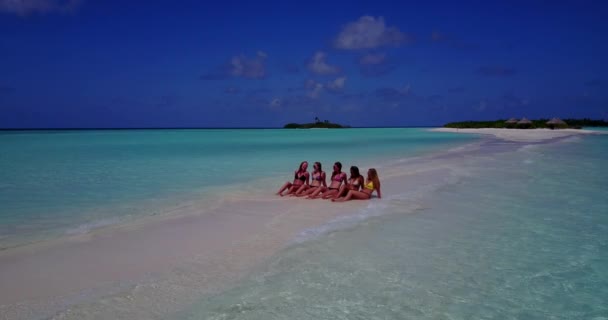Drone Utsikt Över Flickor Bikini Koppla Vit Sandstrand Maldiverna — Stockvideo