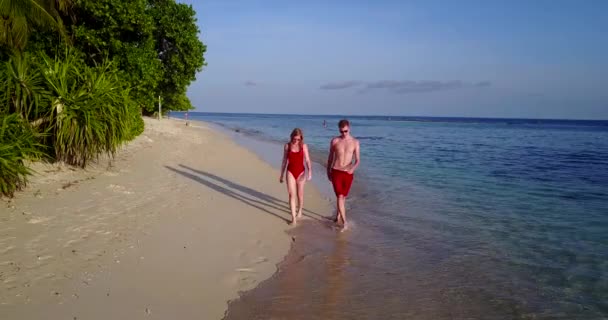 Jovem Mulher Caminhando Costa Praia Casal Bonito Descansando Resort Tropical — Vídeo de Stock