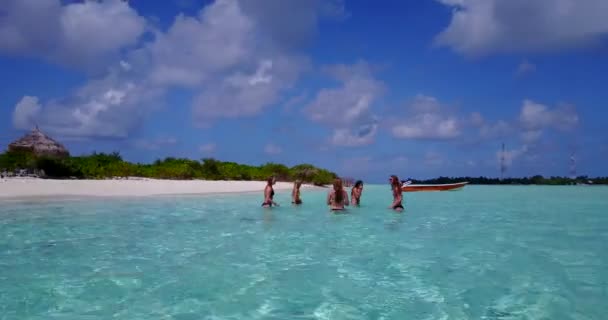 Vídeo Meninas Água Cristalina Turquesa Perto Praia Brincando Com Uma — Vídeo de Stock