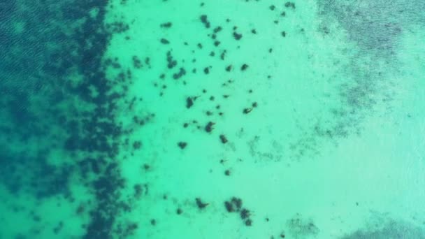 Schöner Blick Auf Weißen Strand Und Kristallklares Blaues Wasser Auf — Stockvideo