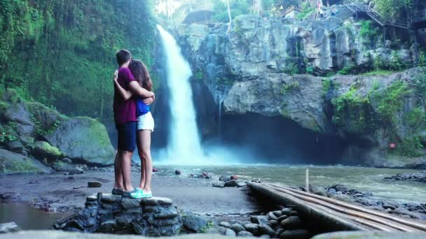 Video Cuplu Romantic Turiști Picioare Împreună Aer Liber Lângă Cascadă — Videoclip de stoc