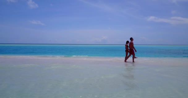 Krásný Mladý Pár Těší Dovolenou Pobřeží Tropické Písečné Pláže Cestovní — Stock video