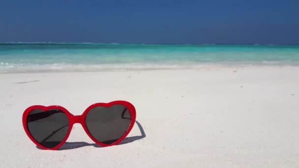 Occhiali Sole Forma Cuore Rosso Sulla Spiaggia Gita Alle Barbados — Video Stock