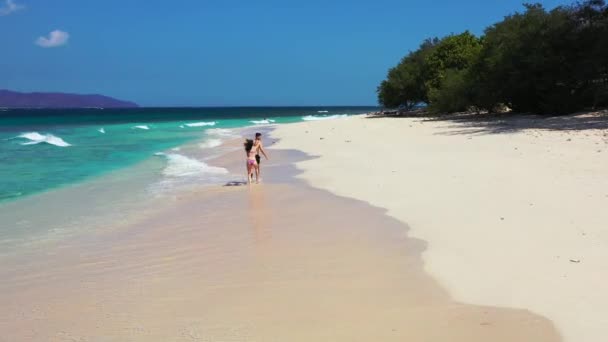 Isla Lujo Cristal Océano Video Con Pareja Enamorada Caminando Costa — Vídeo de stock