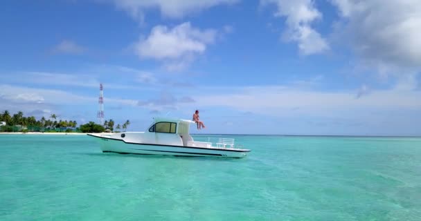 Mooi Paar Zonnebaden Jacht Genieten Huwelijksreis Tijd Malediven — Stockvideo