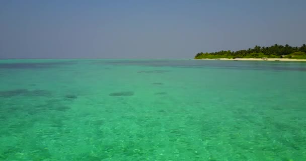 Τροπικό Νησί Στη Φωτεινή Τιρκουάζ Θάλασσα Απολαμβάνοντας Φύση Του Μπαλί — Αρχείο Βίντεο