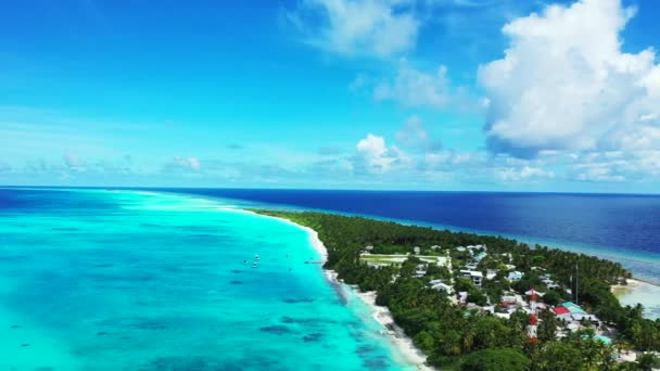 Türkisfarbenes Meerwasser Der Nähe Der Insel Luftaufnahmen — Stockvideo