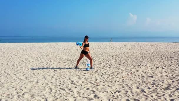 Brunetka Kobieta Czarnym Stroju Kąpielowym Robi Ćwiczenia Hantlami Plaży Materiał — Wideo stockowe