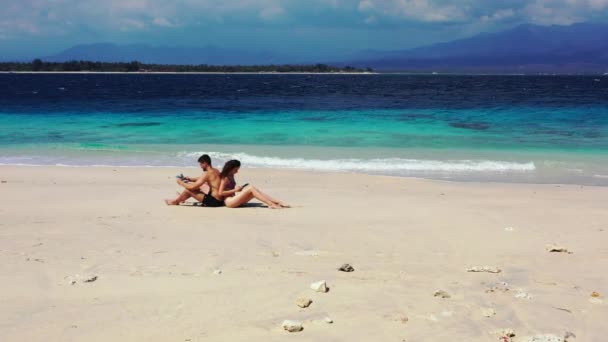 Vídeo Casal Uma Praia Areia Mulher Homem Sentado Costas Para — Vídeo de Stock