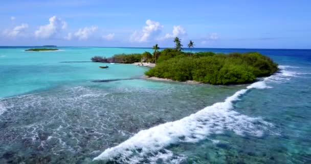 Vista Drone Mar Claro Vibrante Com Ilha Arenosa Verde Fundo — Vídeo de Stock