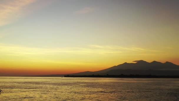 Pôr Sol Amarelo Dramático Beira Mar Férias Exóticas Bali Indonésia — Vídeo de Stock