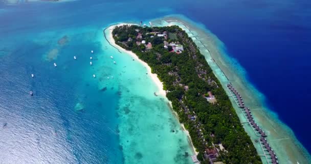 Vista Superior Isla Verde Con Costa Azul Viaje Exótico Veraniego — Vídeos de Stock
