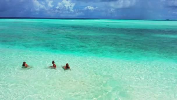 Vista Aérea Hermosas Chicas Jóvenes Nadando Playa Tropical — Vídeos de Stock