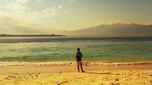 Hombre Pescando Día Soleado Maldivas Mar Azul Ondulado Fondo — Vídeos de Stock