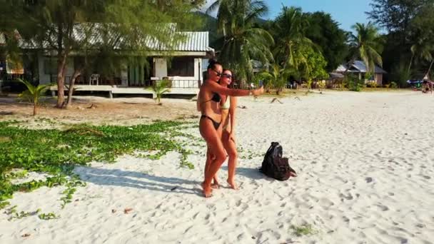 Dwie Młode Dziewczyny Bikini Stojące Piaszczystym Wybrzeżu Robiące Selfie Przez — Wideo stockowe