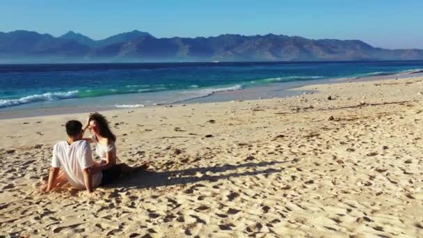 Романтическая Пара Сидящая Тропическом Пляже — стоковое видео