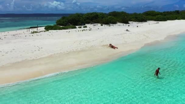 Vista Aérea Hermosas Chicas Jóvenes Playa Tropical — Vídeos de Stock