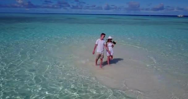 Casal Romântico Praia Tropical — Vídeo de Stock